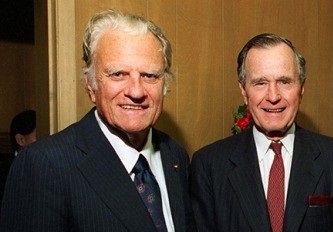 Seu mentor religioso que o pressionou a iniciar essa cruzada contra Babilônia a Grande, era Billy Graham (esquerda), um pregador evangélico protestante batista