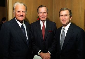 Seu mentor religioso que o pressionou a iniciar essa cruzada contra Babilônia a Grande, era Billy Graham (esquerda), um pregador evangélico protestante batista
